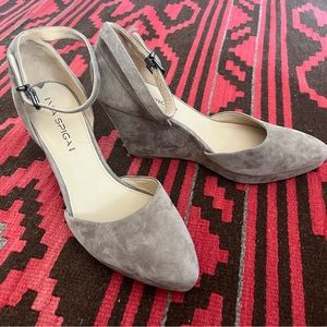 Taupe suede Via Spiga wedge, size 9